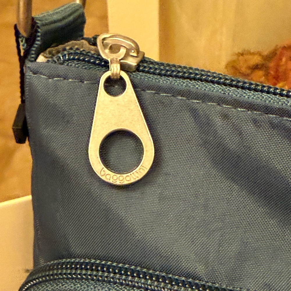 BAGGALLINI women’s Joey Large Crossbody bag - Picture 7 of 16